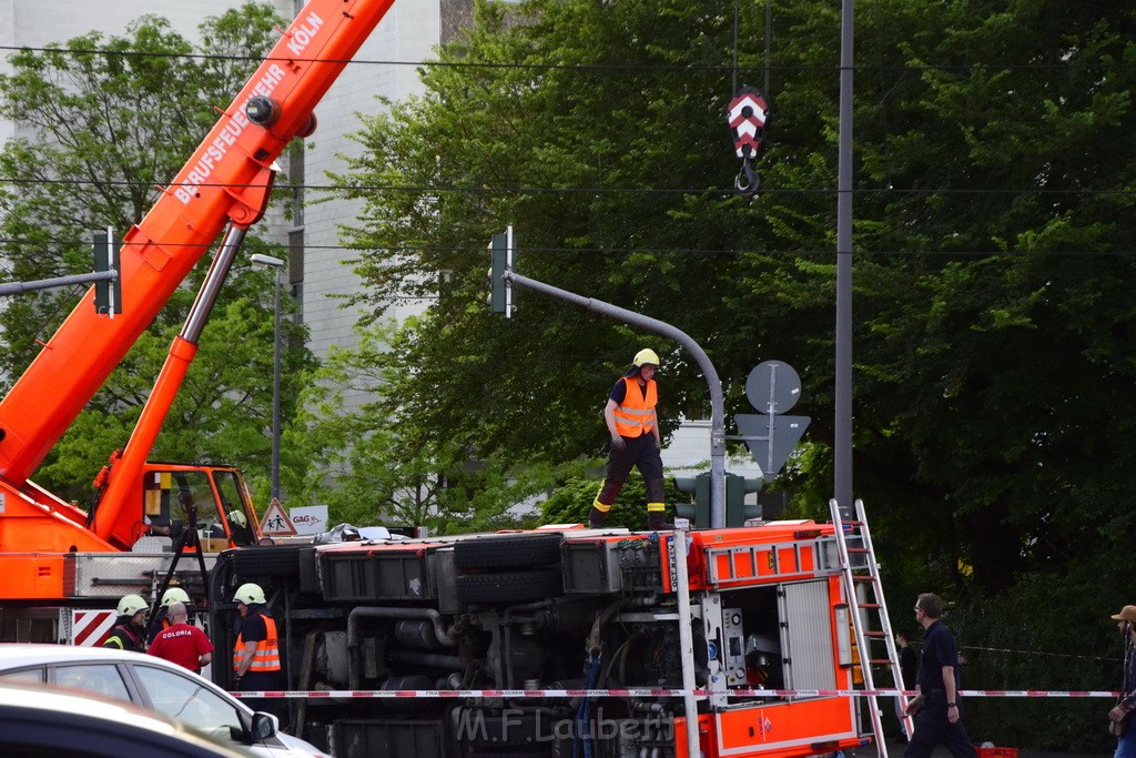 TLF 4 umgestuerzt Koeln Bocklemuend Ollenhauer Ring Militaerringstr P106.JPG - Miklos Laubert